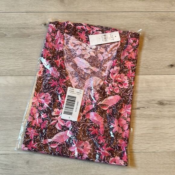 The Loft Rainforest Everyday V-Neck Tee Size S in Italian Plum NWT and in packa - Picture 4 of 6